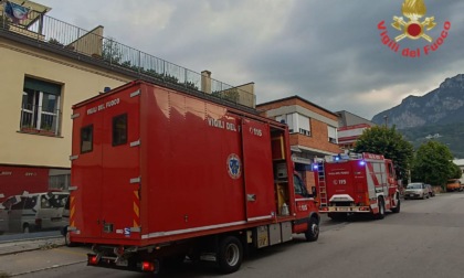 Spray urticante nell’aria, Vigili del fuoco al lavoro in una residenza
