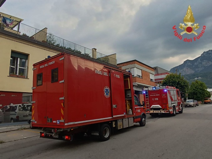 Spray urticante nell’aria, Vigili del fuoco al lavoro in una residenza