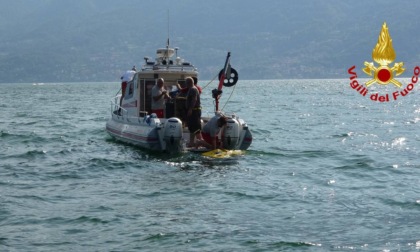 Papà si tuffa nel lago per salvare i figli e annega: proseguono le ricerche