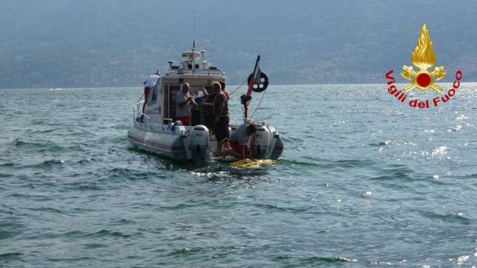 Papà si tuffa nel lago per salvare i figli e annega: proseguono le ricerche