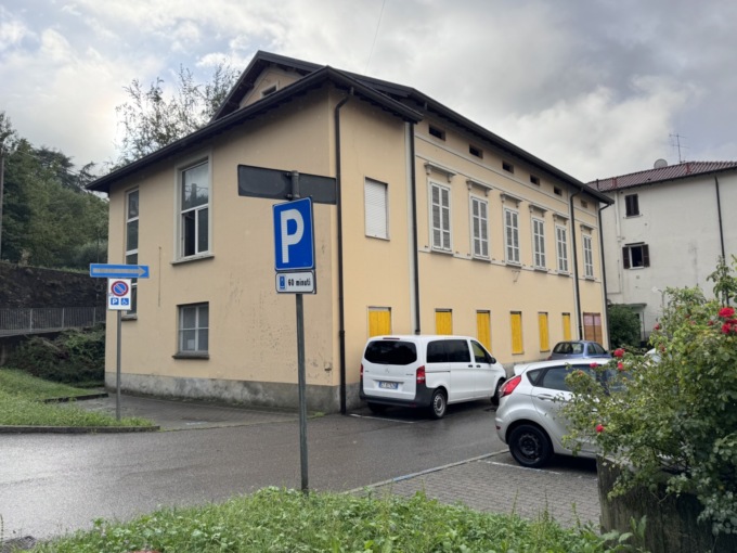 Blitz della Polizia locale nell’ex Asl: trovato un senzatetto che dormiva