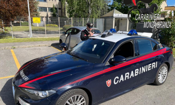 Accoltella la moglie, arrestato