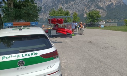 Cade in acqua, i parenti si tuffano per aiutarla, ma non sanno nuotare: tutti salvi