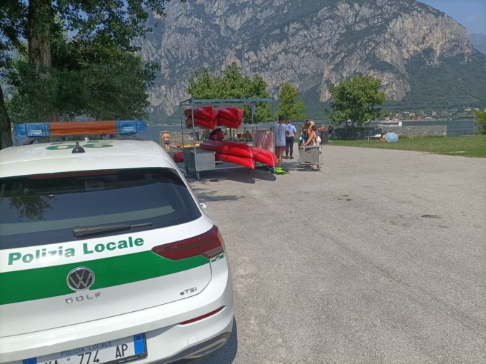 Cade in acqua, i parenti si tuffano per aiutarla, ma non sanno nuotare: tutti salvi