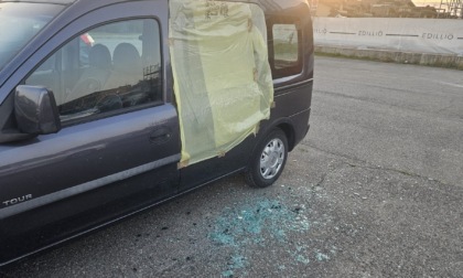 Auto vandalizzate: capote tagliate e finestrini infranti