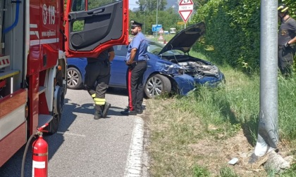 Si schianta contro un palo della luce sulla provinciale: anziano finisce in ospedale
