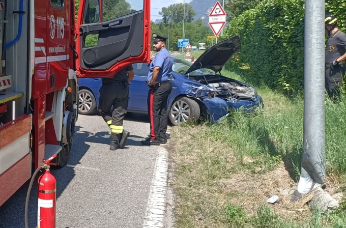 Si schianta contro un palo della luce sulla provinciale: anziano finisce in ospedale