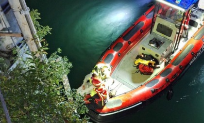 Paura all’alba: auto si ribalta, giovane rischia di finire nel lago