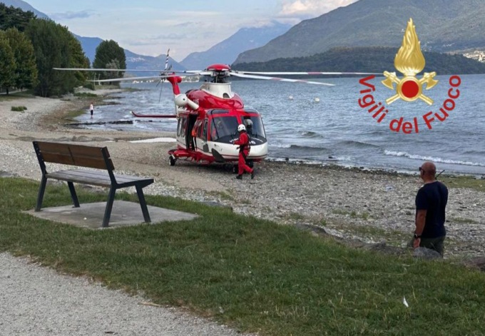 Papà disperso nel lago per salvare i figli, le ricerche si concentrano sul fondale