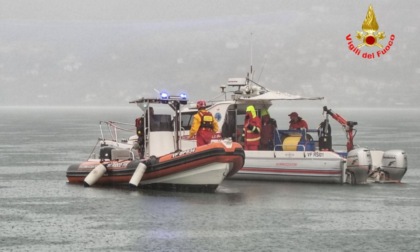Papà annegato nel lago, il maltempo non ferma le ricerche: mezzi nautici e Rov all’opera