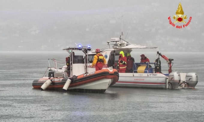 Papà annegato nel lago, il maltempo non ferma le ricerche: mezzi nautici e Rov all’opera