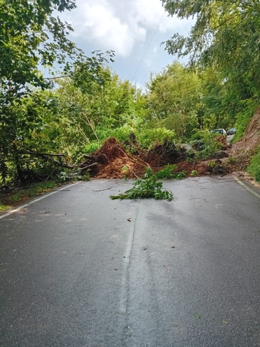 Maltempo, frana sulla strada per Aizurro: frazione isolata