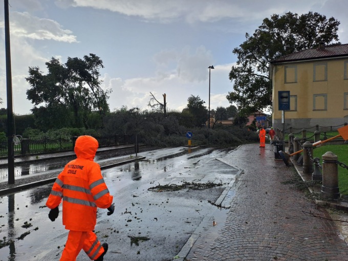 Tromba d’aria, Verderio conta i danni: tetti distrutti e alberi sradicati FOTO e VIDEO