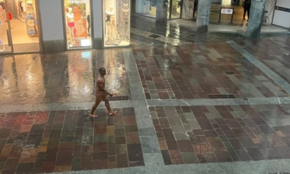 Uomo nudo sotto la pioggia, polemica dei partiti di centrodestra