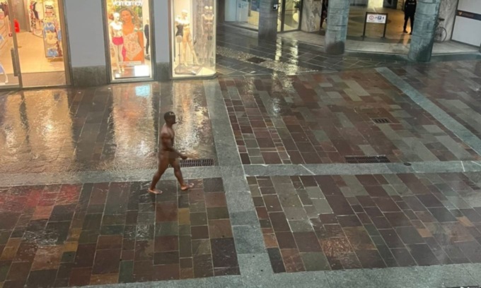 Uomo nudo sotto la pioggia, polemica dei partiti di centrodestra