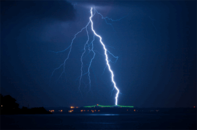 Colpito da un fulmine sulla spiaggia: meratese gravissimo in ospedale