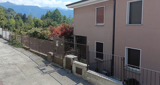 Viveva da anni con il fratello morto in casa: shock e sconcerto in paese