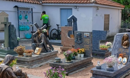 Ciclisti al cimitero per bere alla fontanella, ora rischiano una multa salata