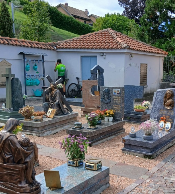 Ciclisti al cimitero per bere alla fontanella, ora rischiano una multa salata