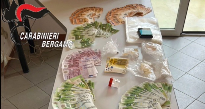 Fiumi di cocaina e contanti, blitz dei Carabinieri: un arresto [VIDEO]