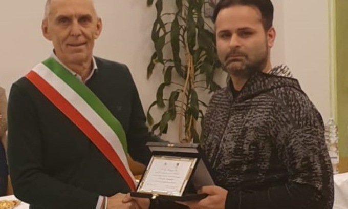 Bimba rischia di annegare in piscina, la salva un bagnino bergamasco