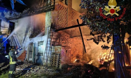 Incendio in una cascina, maxi intervento dei Vigili del fuoco