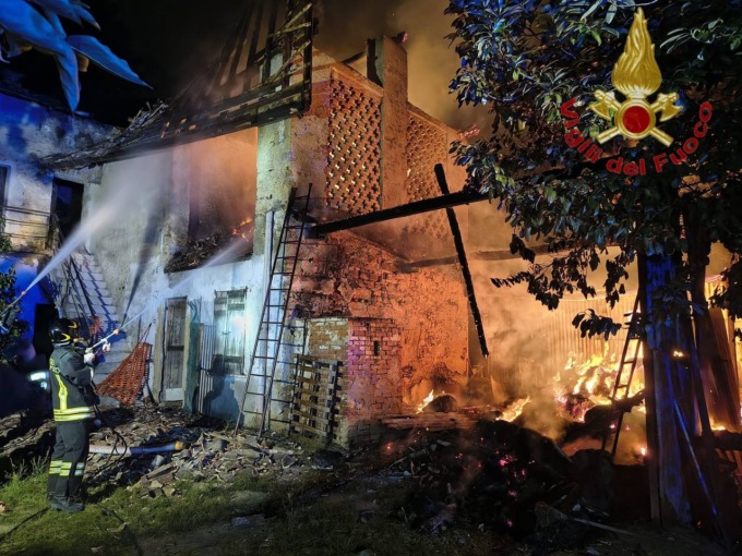 Incendio in una cascina, maxi intervento dei Vigili del fuoco