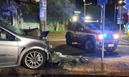Auto contro un palo a Valmadrera: in due finiscono in ospedale