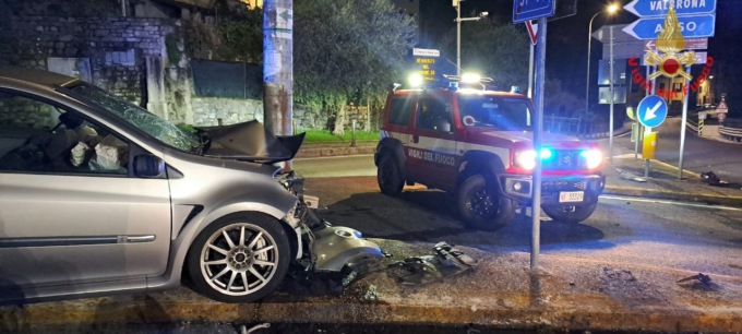 Auto contro un palo a Valmadrera: in due finiscono in ospedale