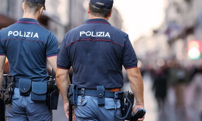 Rischia di cadere in un dirupo sul Monte Barro, lo salvano due poliziotti fuori servizio