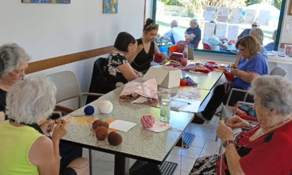 Sferruzzare solidale, le coperte realizzate al centro anziani donate ai senzatetto