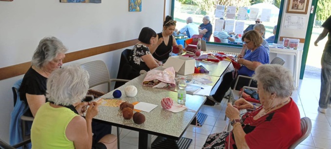 Sferruzzare solidale, le coperte realizzate al centro anziani donate ai senzatetto