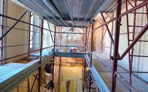 Lo scalone del Collegio Manzoni torna agibile, l’intervento di conservazione ai dettagli