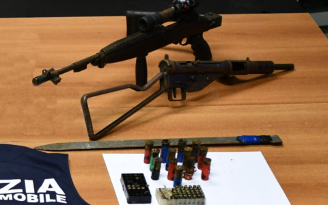 Blitz nei boschi: sequestrati chili di droga, armi e migliaia di euro