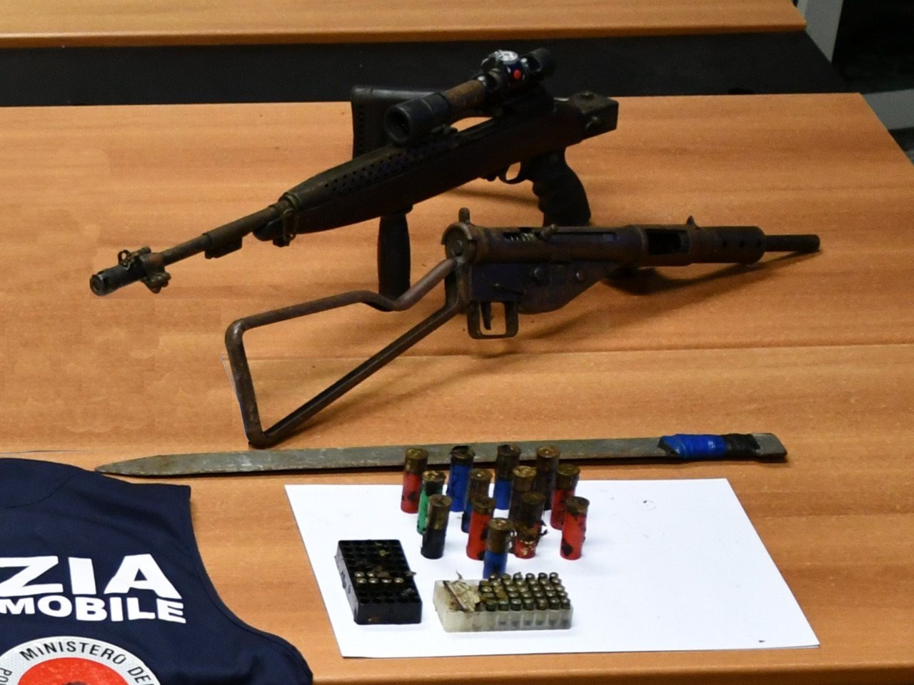 Blitz nei boschi: sequestrati chili di droga, armi e migliaia di euro