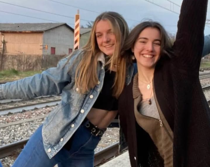 Dolore senza fine per  Milena Marangon e Giorgia Cagliani travolte e uccise a soli 21 anni a Brivio. Arrestato il conducente del furgone. Due giorni di lutto cittadino