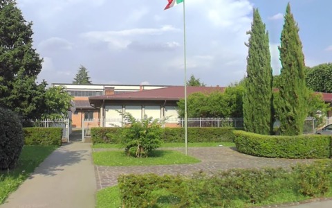 Tredicenne aggredita dal papà di una coetanea: violenza fuori da scuola