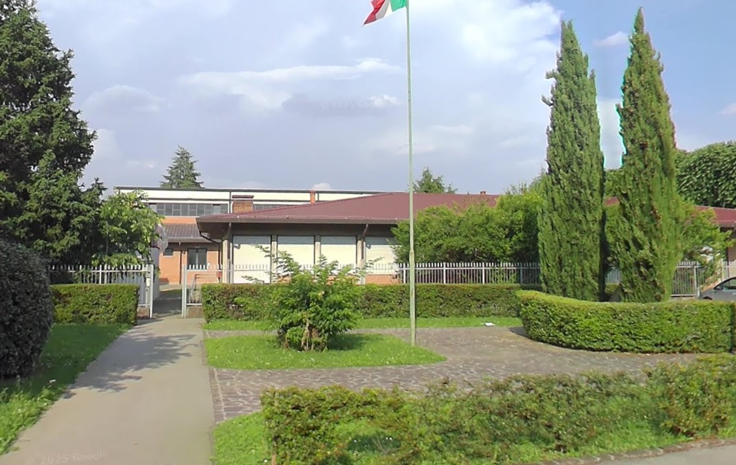 Tredicenne aggredita dal papà di una coetanea: violenza fuori da scuola