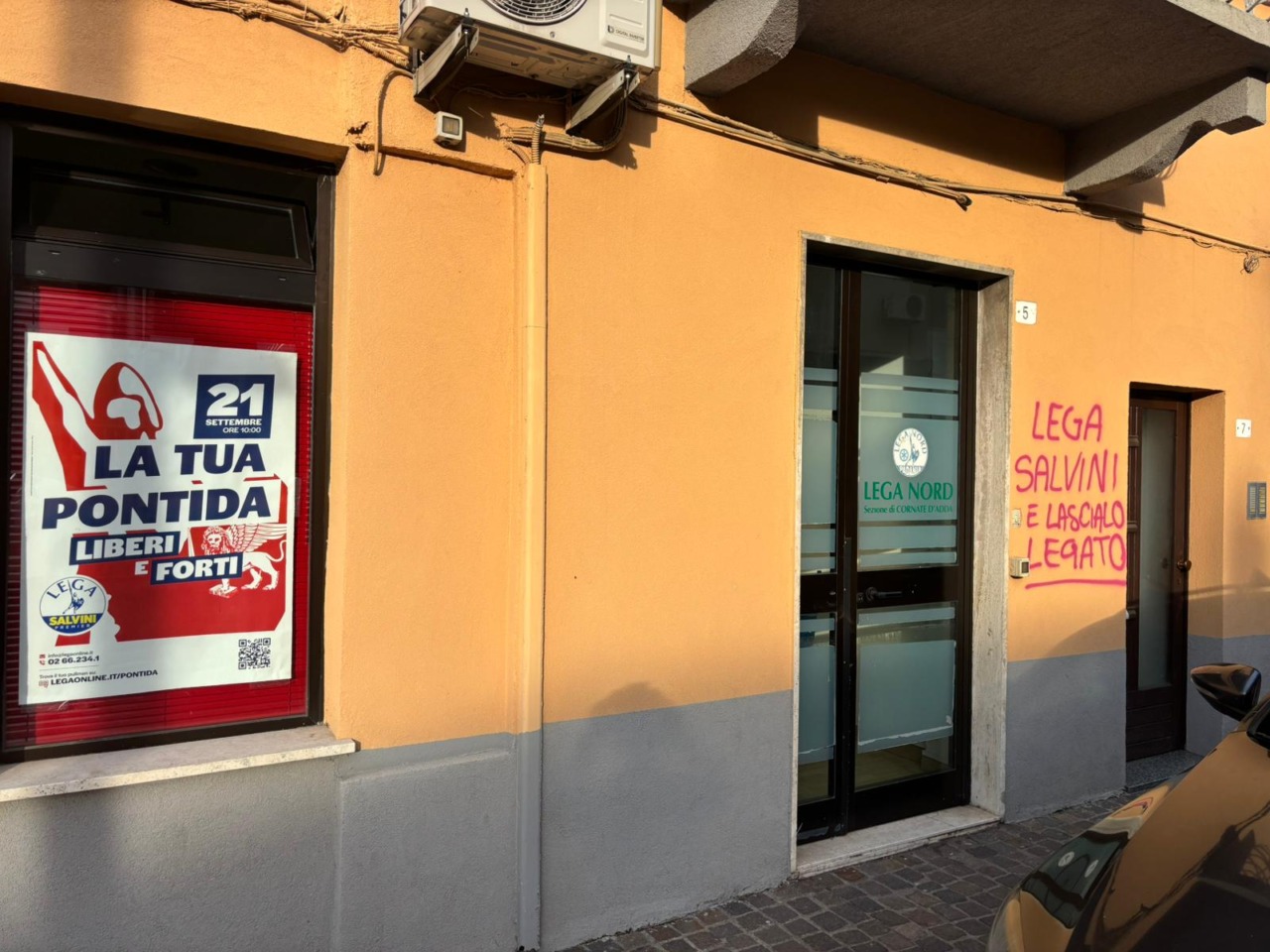 Vandalizzata la sede della Lega di Cornate d’Adda