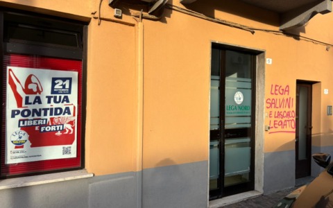 Vandalizzata la sede della Lega di Cornate d’Adda