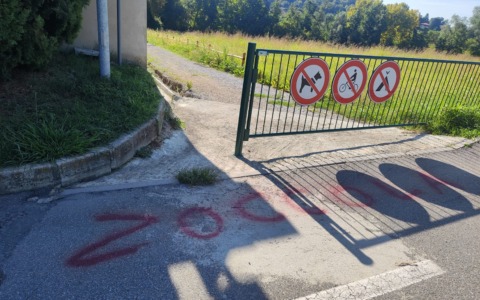 Scritte ingiuriose contro una donna lungo le strade di Merate