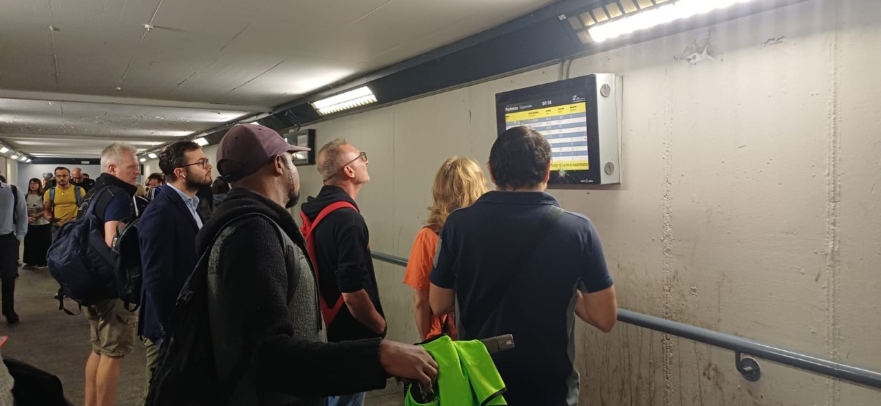 Mattinata da incubo sulla Lecco-Milano: guasto a Porta Garibaldi e treni in tilt