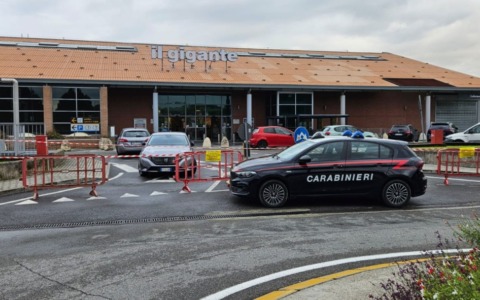 Paura nella notte al supermercato per un principio d’incendio