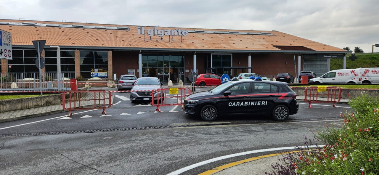 Paura nella notte al supermercato per un principio d’incendio