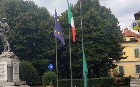 Ammainano la bandiera della Regione all’urlo di “Palestina Libera”