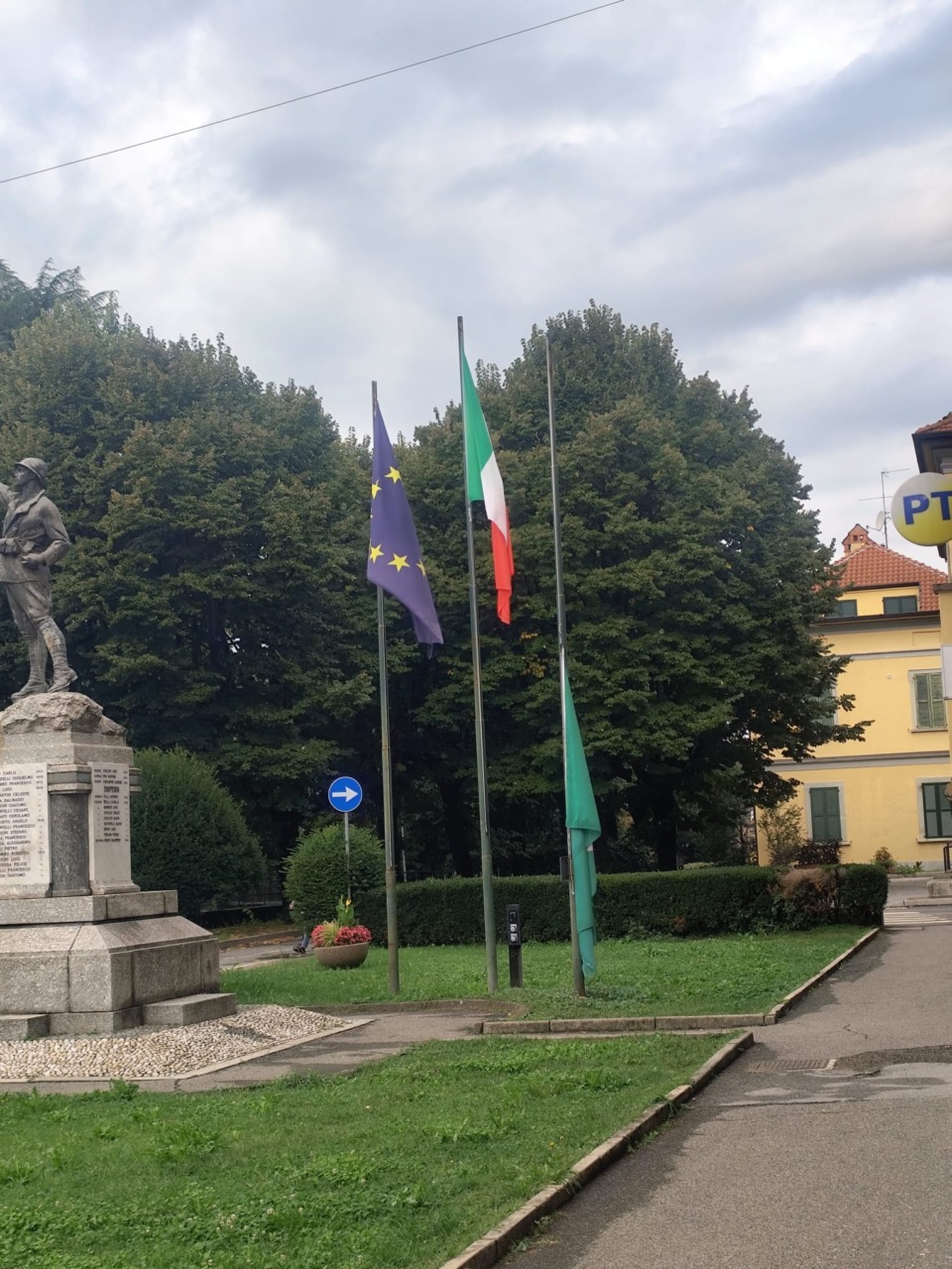 Ammainano la bandiera della Regione all’urlo di “Palestina Libera”