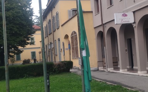 Vandalismi alla bandiera, per Zamperini “un’offesa ai nostri simboli”