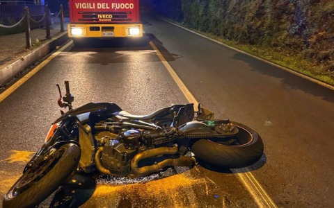 Paura per un motociclista finito nel lago: salvato da una barca nei paraggi