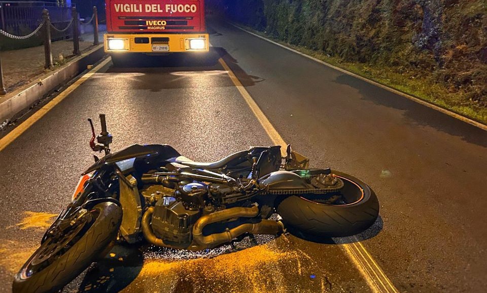 Paura per un motociclista finito nel lago: salvato da una barca nei paraggi