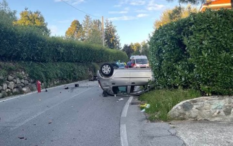 Incidente con auto ribaltata, ferito un giovane